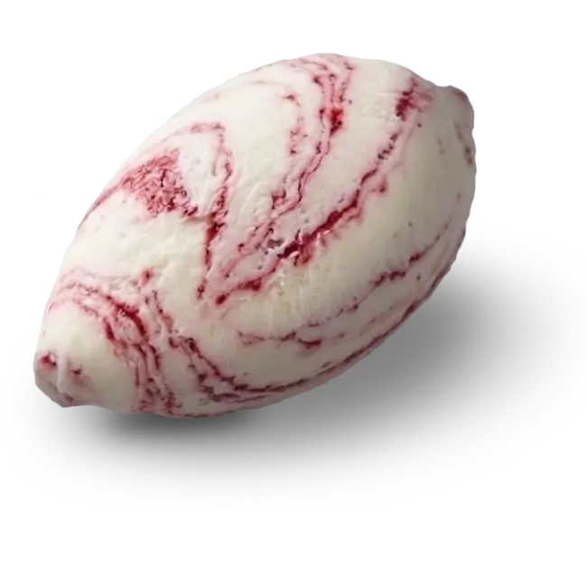 Bola de gelat artesanal de pastís de formatge amb vetejat de baies silvestres